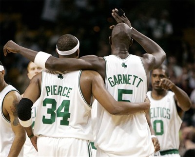 kevin-garnett-celtics-high-fiving Image from derok.net